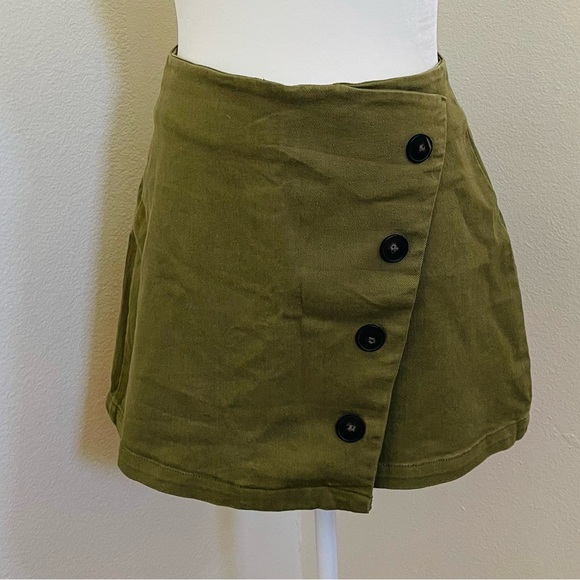 Harper Heritage Olive green skirt with buttons in a size Medium - Picture 1 of 9